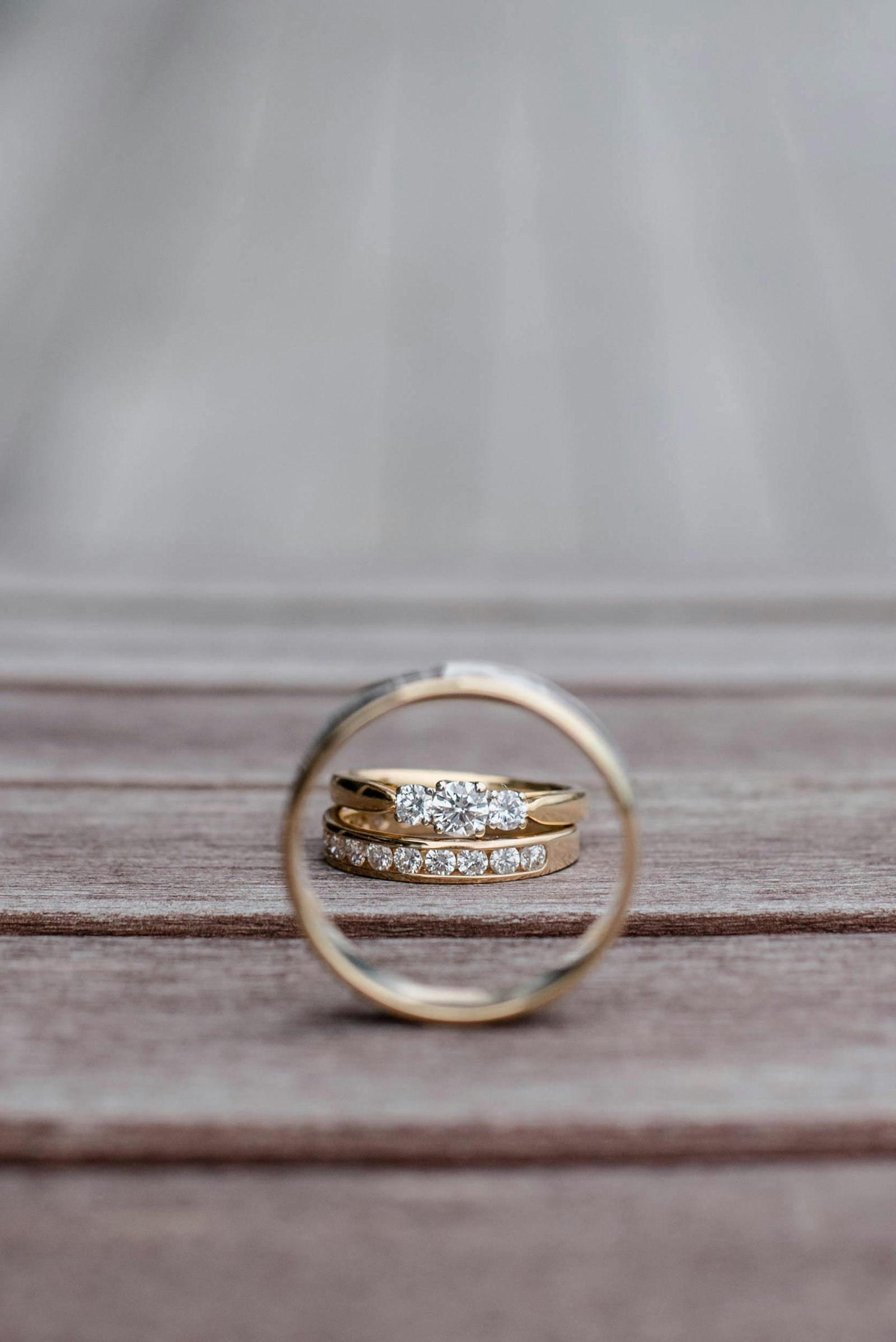 Anillos de oro y diamantes de Revilla, sobre una superficie de madera
